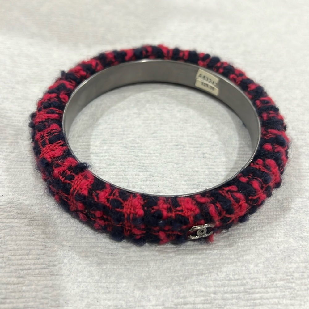 Beautiful Chanel bracelet with shades of pink and blue very appealing - Picture 1 of 6
